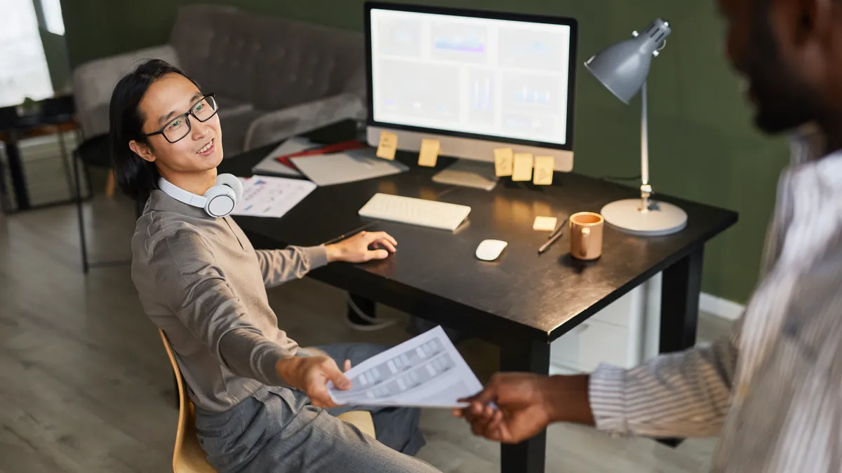 Dos asesores energéticos revisando facturas de luz