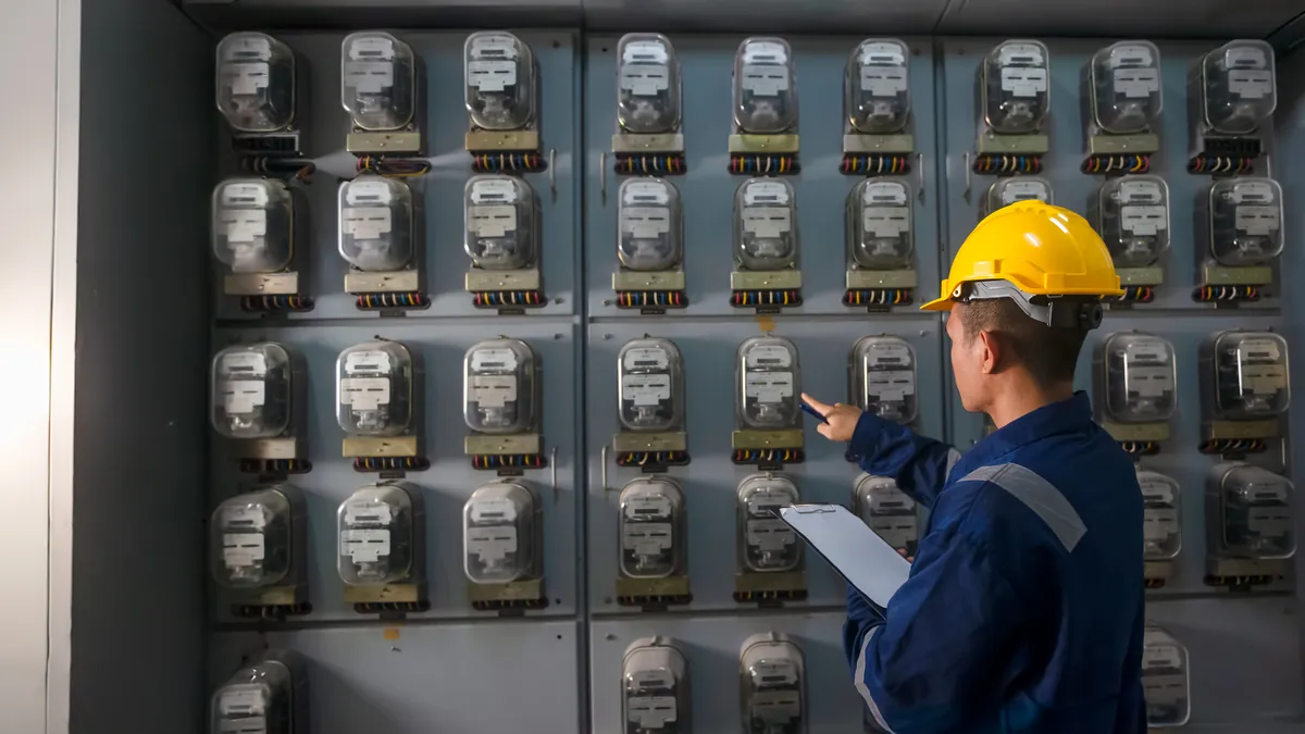 Técnico revisando el cuadro de contadores eléctricos