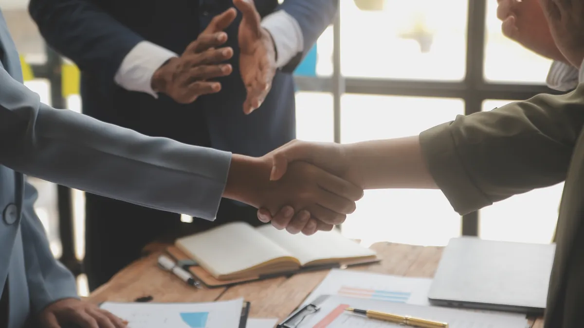 Reunión de empresas para negociar juntas la energía