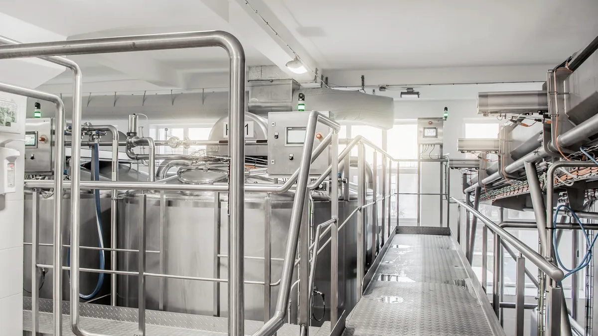 Depósitos de acero inoxidable en una fábrica de alimentación
