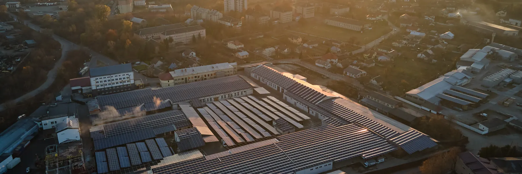 Vista aérea de un polígono industrial al amanecer