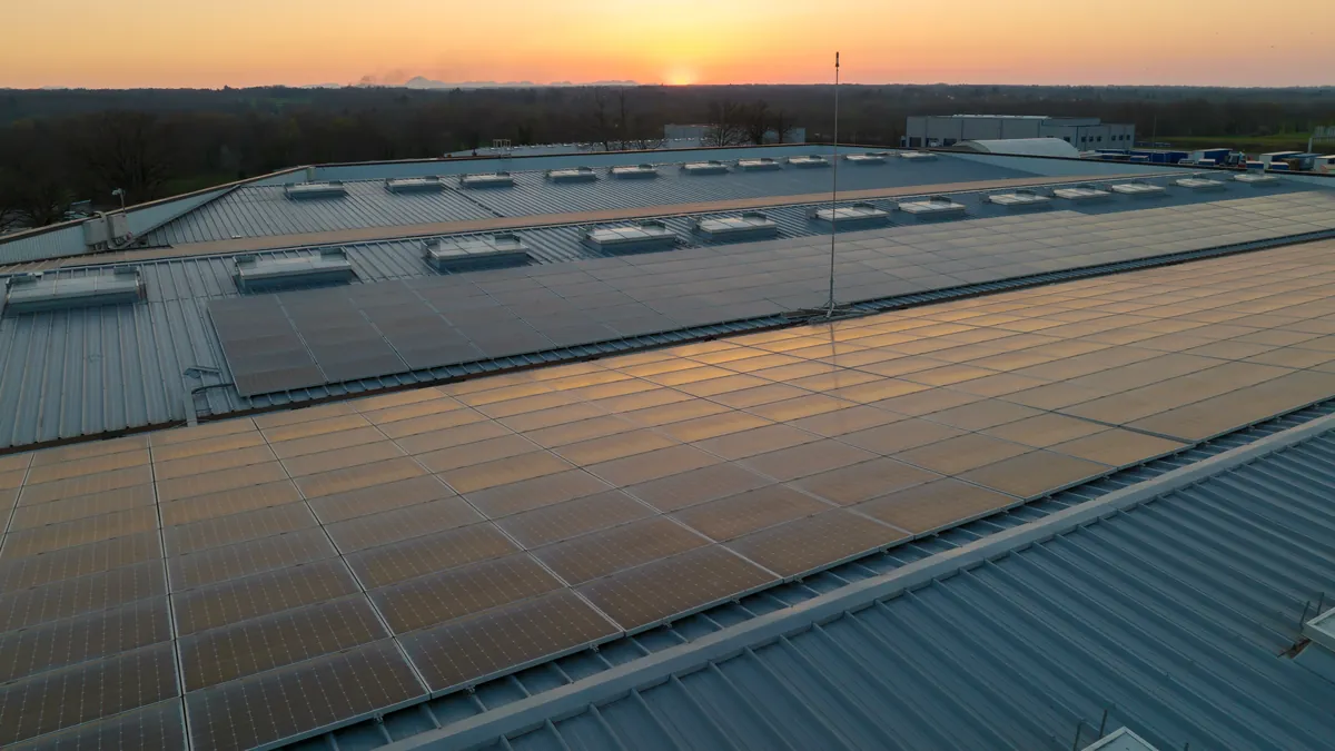 Placas solares sobre la cubierta de una nave